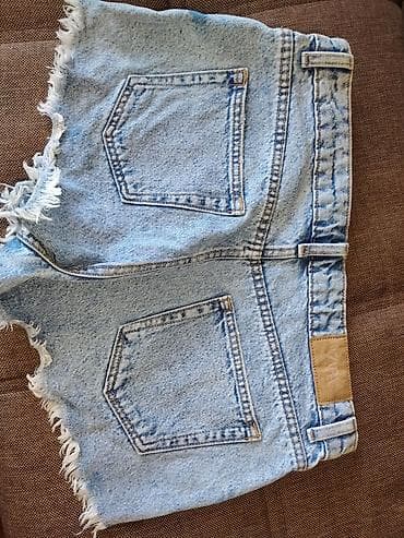 - Brend: Zara - Model: Yüksək belli denim şort - Rəng: Açıq mavi (acid