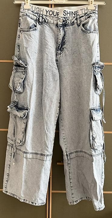 Geniş kəsimli, açıq boz yuma effektli cins cargo şalvar. Yanlarda