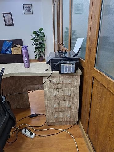 Ofis dəst mebeli: Ağ masa 120 manat Qəhvəyi masa 115 manat Şkaf 250 Aşağı yerləri — 5