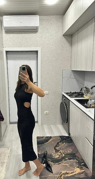 Qadın geyimi – qara, bədənə oturan midi don.Stradavirusdan alinib 79 — 2