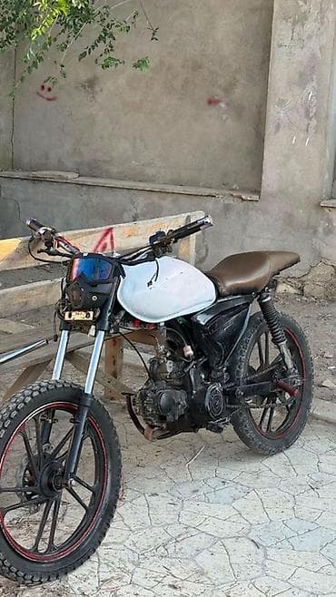 Özəllikləri: - Enduro/kross tərzində yığılmış motosiklet - Ön