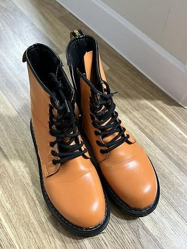 Narıncı rəngli botlar-2 dəfə geyinmişəm təptəzə kimidir 15 azn təcili
