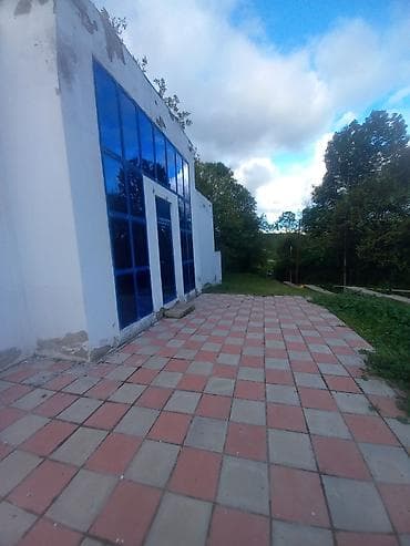 Kommersiya təyinatlı obyekt – geniş vitrinli, monolit-betondan tikili
