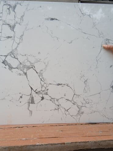 hindistan kafel metlax: Ağ mərmər effektli keramika plitə - Rəng: ağ fon, incə boz damarlarla — 2