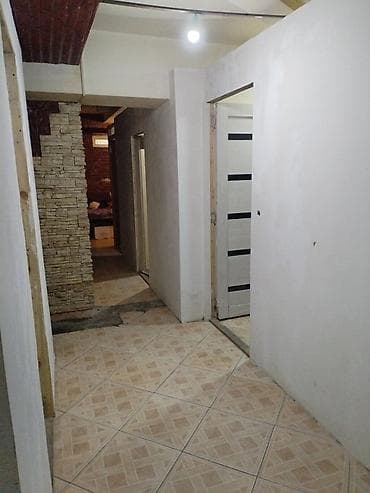 Daxili qapılar – ağ rəngli, üfüqi tünd şüşə zolaqlı model - Material