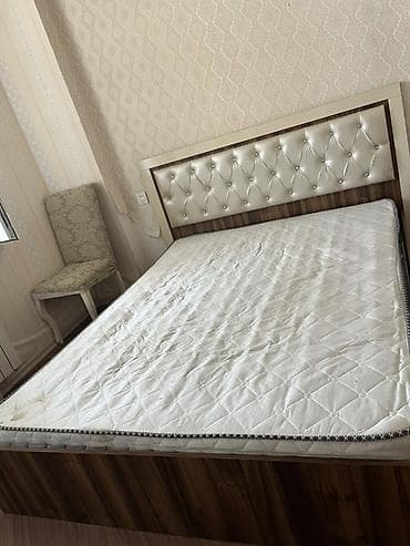 ucuz kravatlar: Yataq dəsti təqdim olunur. Dəstə yumşaq üzlüklü, dekorativ düyməli — 1
