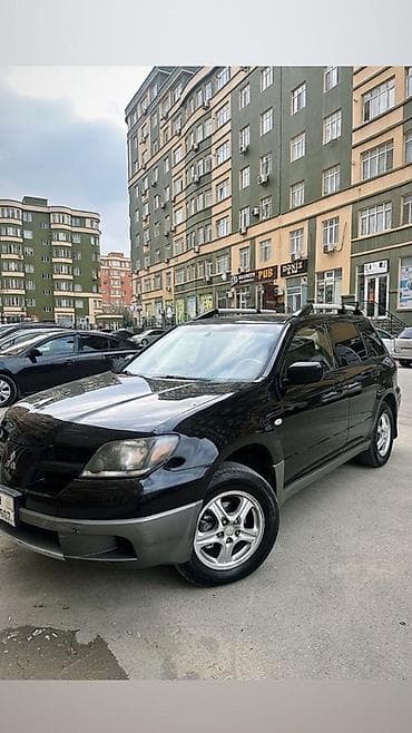 Транспорт: Mitsubishi Outlander – qara rəng, 5 qapı, kompakt SUV. Maşın tam — 6