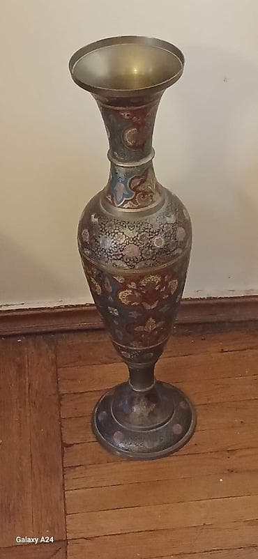 Vazalar: Bir vaza, Metal — 1