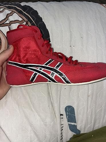 rezin botlar: ASICS güləş ayaqqabısı - Rəng: qırmızı, qara-ağ ASICS zolaqları - Üst — 1