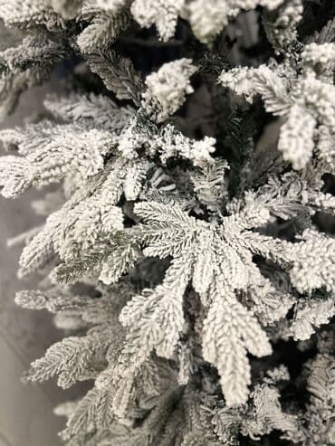 nərdivan üzərində şaxta baba: Yolka Yenidir . Kremelevski yolkasi 240 sm boyu. Zontik modeldi-yeni — 4