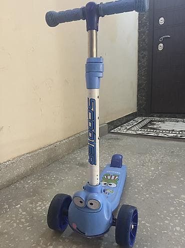 scooter samokatlar: Uşaq skuterı – 3 təkərli, mavi rəngdə - İrəli hissədə iki, arxada bir — 1