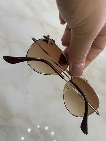 usag maneji: Aviator üslubunda gün eynəyi - Çərçivə: yüngül metal, qızılı rəngdə; — 2