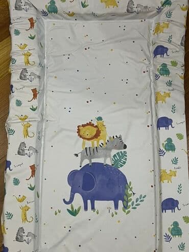 predo usaq bezi: Zürafə, şir, zebra və fil fiqurları ilə bəzədilmiş ağ rəngli körpə — 1