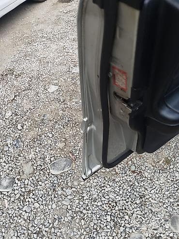 on lip: Mercedes-Benz 240: 2.4 l | 1998 il — 10