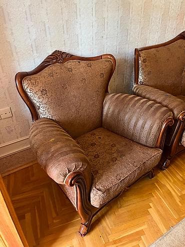divan örtüyü: Klassik üslubda oturma dəsti - Tərkibi: 1 ədəd üçlü divan + 2 ədəd — 2