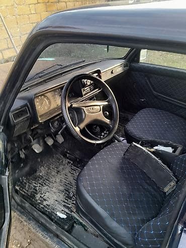 VAZ 2107 sedan - Kuzov: tünd rəng, bəzi hissələrdə təmir üçün