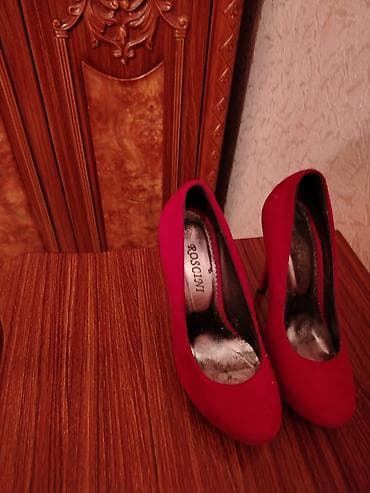 qırmızı ayaqqabı: Qadın yüksək daban ayaqqabıları – 2 cüt 1) Qırmızı klassik tufli - — 1