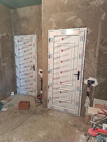 Plastik sadə və dekor qapı və pəncərələri yığılması və quraşdırılması