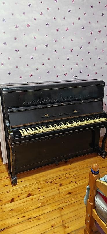 ağ piano: Şaquli pianino “Ukraina” (model “Чернигов” markalı mexanizm, daxildə — 4