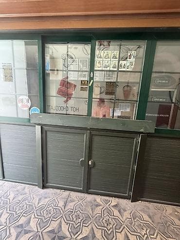 Kafe-kiosk üçün tam təchiz olunmuş pəncərəli servis bölməsi və daxili