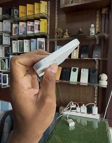 iphone e: IPhone 16, 128 GB, Ağ, Zəmanət, Simsiz şarj, Face ID — 8