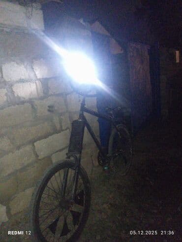 Şəhər tipli velosiped - Gecə sürüşü üçün güclü ön işıq (şəkildə