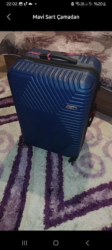 купить чемодан на колесах: Təkərlər üzərində rahat daşınma üçün nəzərdə tutulmuş mavi rəngli — 1