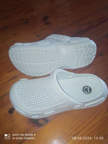 monotip tibbi geyimler: Tibb bacısı üçün Sabo. Təzədir. Üstündə 37 razmeri yazılıb, amma 38 — 1