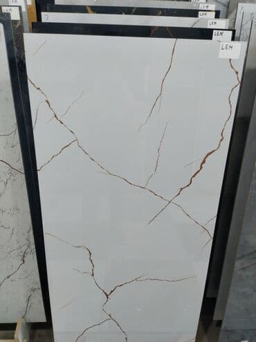 hamam üçün kafel: Ağ rəngli, damarlı dizaynı olan keramik plitələr. Bu plitələr müasir — 1