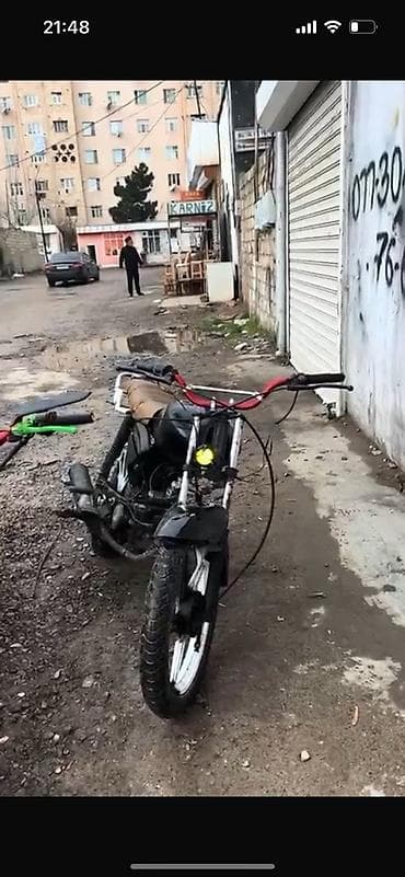 Moped/motosiklet – şəhər içi qısa məsafələr üçün sadə və yığcam