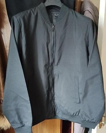 Qara rəngdə kişi bomber üslublu yüngül gödəkçə. - Model: klassik