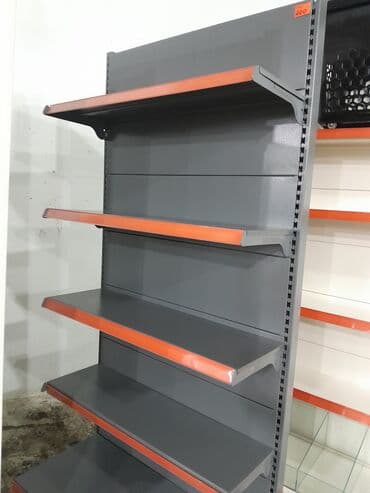 divar rəf: Müxtəlif rənglərdə metal ticarət rəfləri. Hər bir rəf mağaza və ya — 2