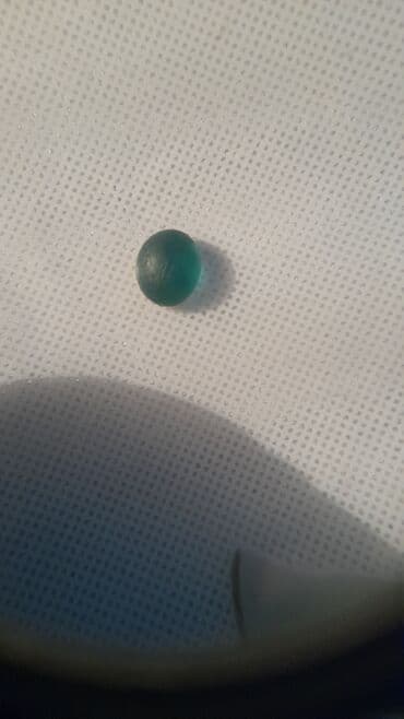 Yaşıl şüşə boncuk – yarımşəffaf, kiçik ölçülü, yumru/oval formalı