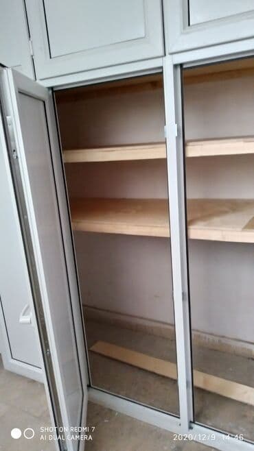 tibbi şkaf: Bloklara plastik şkafların yığılması.polkalarin yığılması acarli — 3