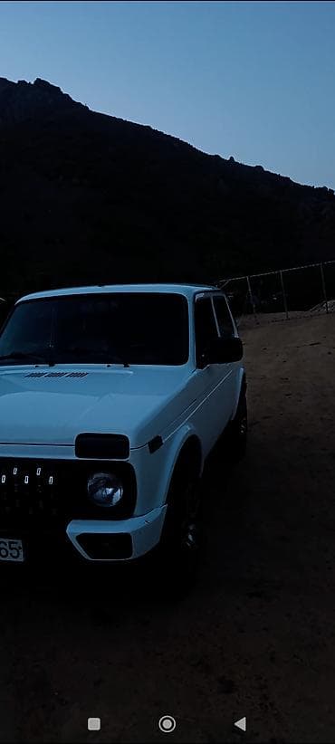 vaz 21006: Lada Niva Urban – ağ rəngli, 3 qapılı ofroud/SUV. Maşin bes kraskadı — 5