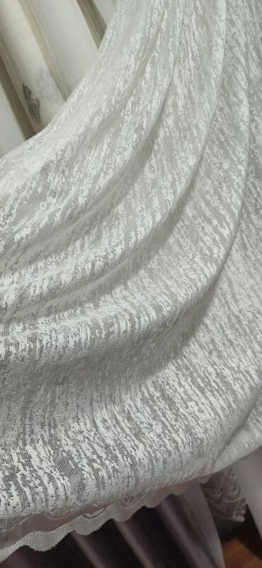 metbex tulleri: Ağ rəngdə, zolaqlı dizaynı olan tül pərdə. Yüngül və şəffaf materialı — 15