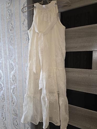 yay donlari 2024: Ağ rəngli yay donu - Model: yüngül, axıcı siluetli, pilləli ətəkli — 2