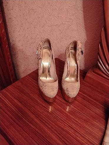 qırmızı ayaqqabı: Qadın yüksək daban ayaqqabıları – 2 cüt 1) Qırmızı klassik tufli - — 6