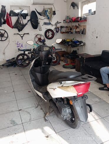 Ağ rəngli şəhər skuteri - Kuzov: aqressiv dizaynlı ön panel, ikili — 3