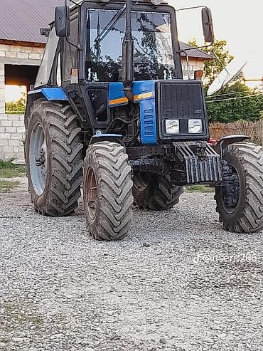 MTZ Belarus təkərli traktor - Güclü dizel mühərrik, ön çəkişli (4x4) — 2