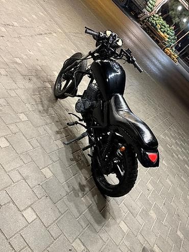 Kafe-reyser üslubunda modifikasiya olunmuş çopper tipli motosiklet — 6