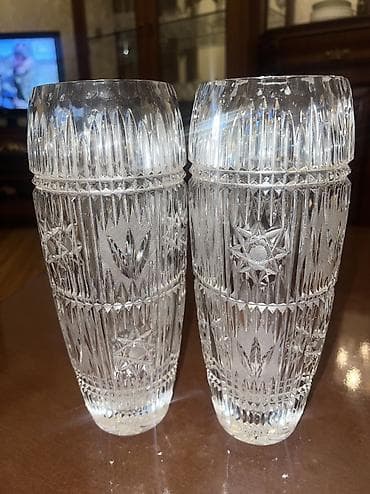 xrustal vazalar: Xrustal güldanlar - 2 ədəd hündür xrustal güldan: Dərin oyma — 4