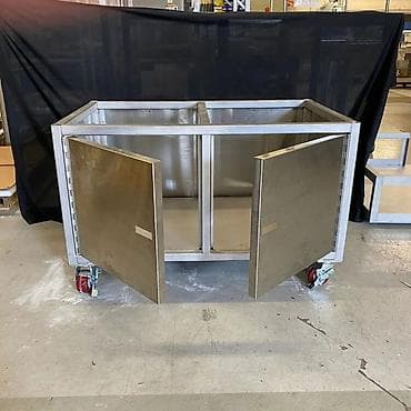 metbex skafi: Paslanmayan poladdan hazırlanan sənaye tipli mobil şkaf/konteyner — 1