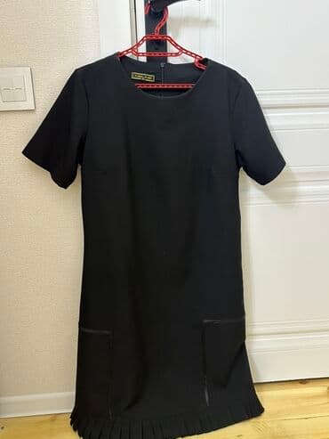 xoncaların bəzədilməsi: Qara rəngli qadın donu - Klassik düz kəsim, qısa qollu - Dairəvi — 1