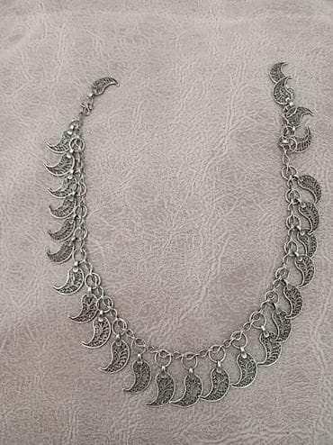 gümüş sep qadın: Gümüş rəngli bəzəkli boyunbağı Milli Buta, çox qədimidir - Material — 7