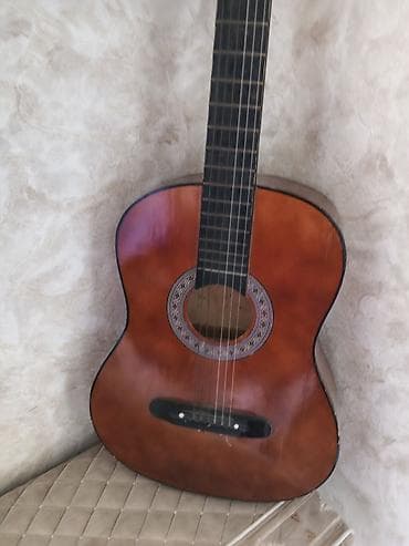 Klassik akustik gitara - Korpus: tam ölçülü klassik forma, parlaq