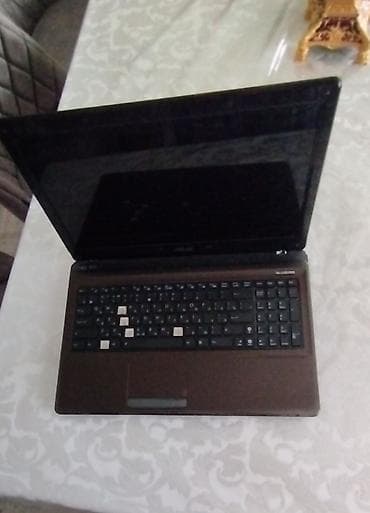 ASUS noutbuk - Ekran: təxminən 15–17 düym, parlaq örtük - Klaviatura