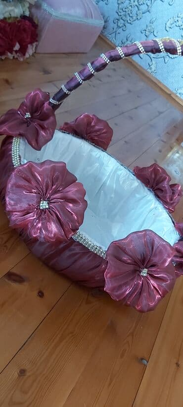 şirniyyat xoncaları: Toy Nişan ücün dekorativ bəzəkli səbət, krem rəngli atlas parça və ağ — 10