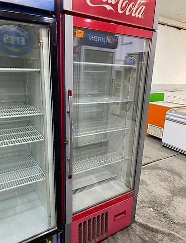 Tək qapılı şüşə vitrinli içki soyuducusu (Coca‑Cola brendləmə) - Ön