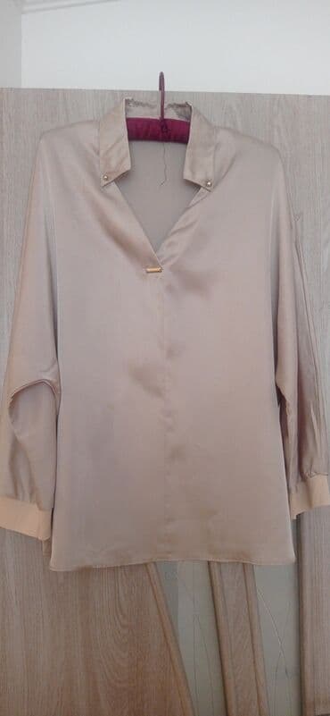 Zərif qadın bluzası - Rəng: açıq bej/şampan - Parça: atlas effekti